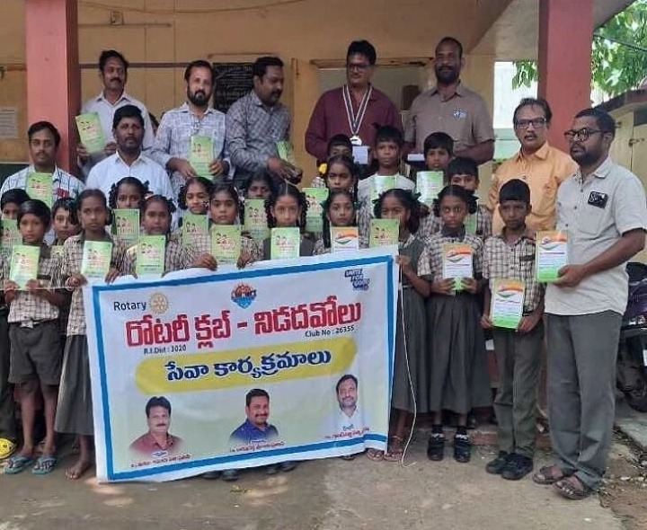 నర్సరీ విద్యార్థులకు పుస్తకాల పంపిణీ