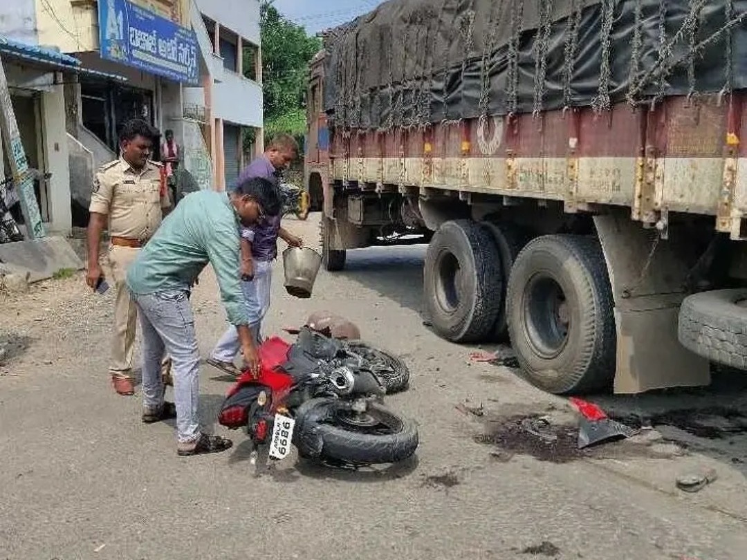 లారీ కిందకు దూసుకెళ్లిన బైక్.. యువకుడు మృతి