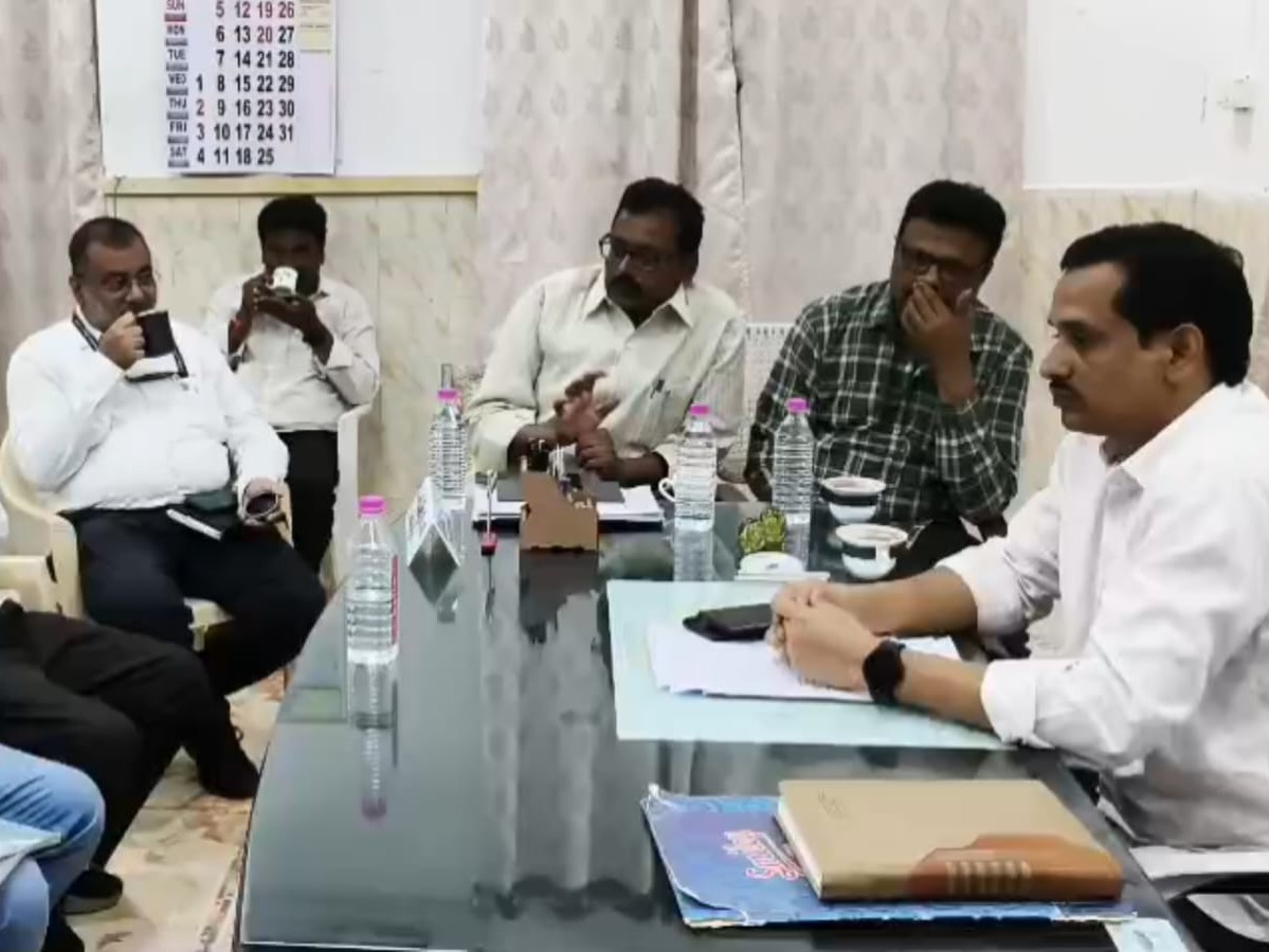 దుకాణాల ఏర్పాటుపై అధికారులతో సమీక్ష