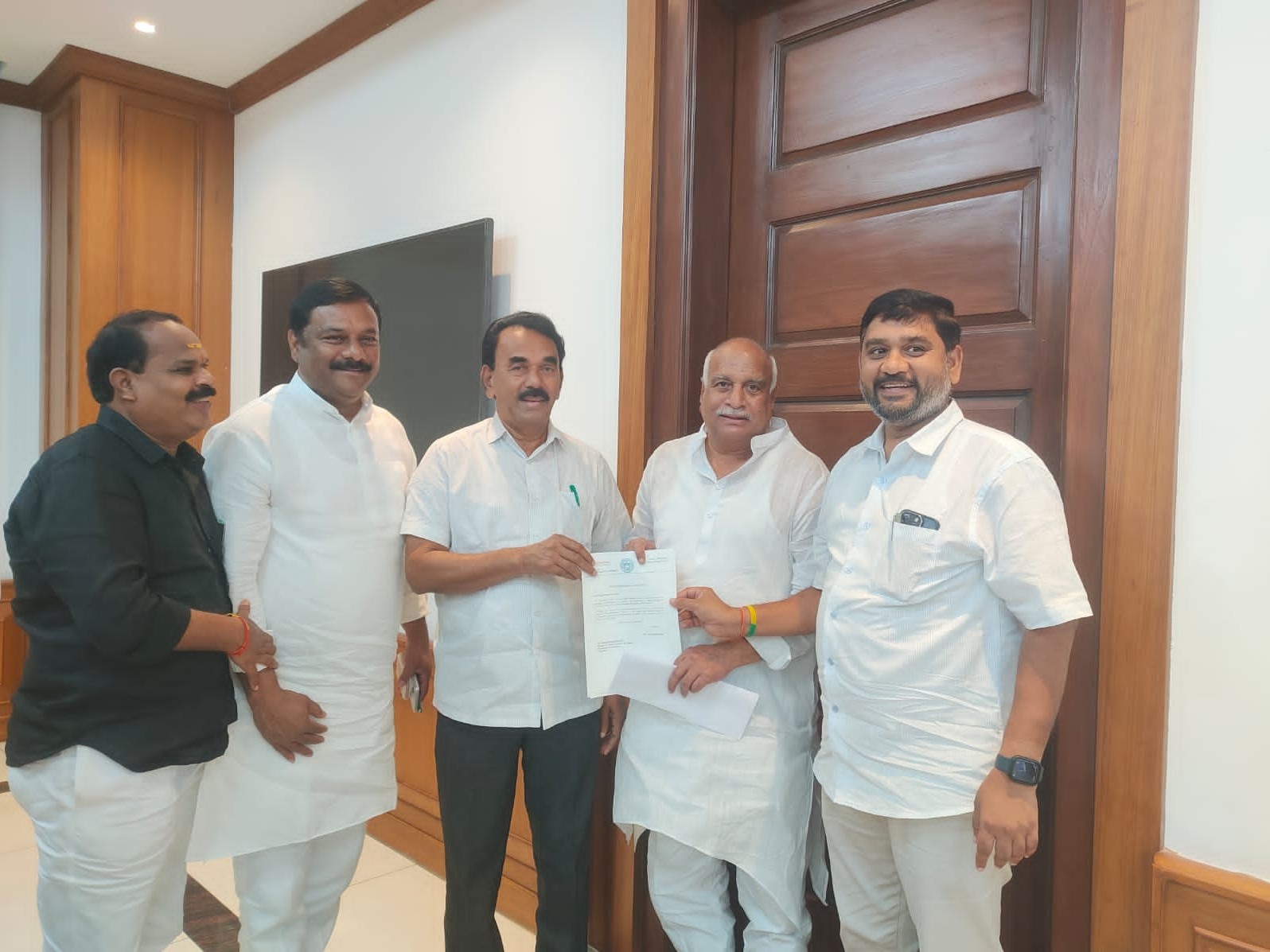 మంత్రిని కలిసి సొయా కొనుగోలు కేంద్రాలు ఏర్పాటు చేయాలనీ వినతి