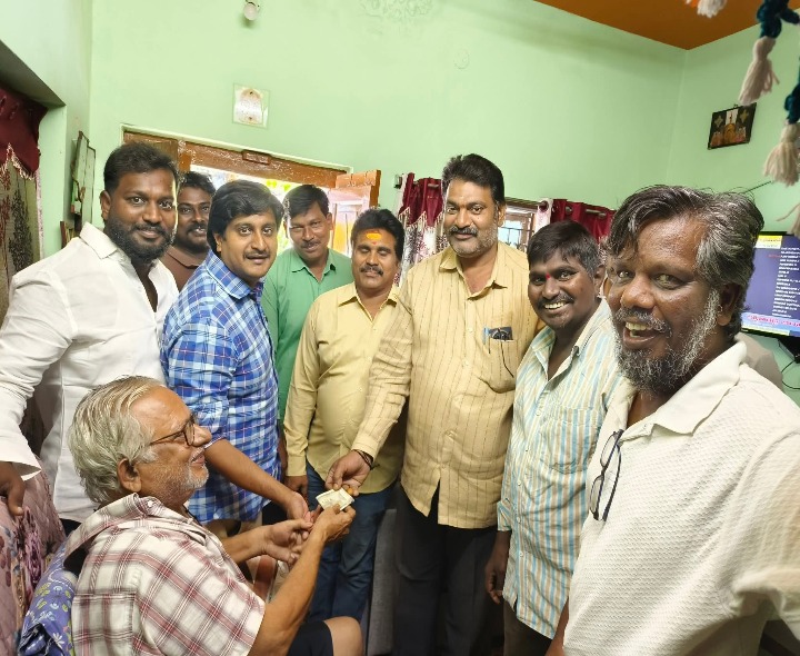 వైసీపీ కార్యకర్తకు ఆర్థిక సహాయం అందజేత