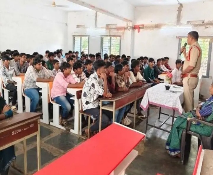 నేరాల నివారణపై విద్యార్థులకు అవగాహన కల్పించిన ఎస్సై