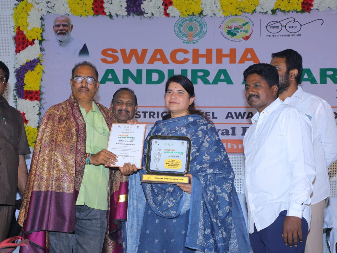 ఉత్తమ అవార్డు గ్రహీతను సన్మానించిన కలెక్టర్