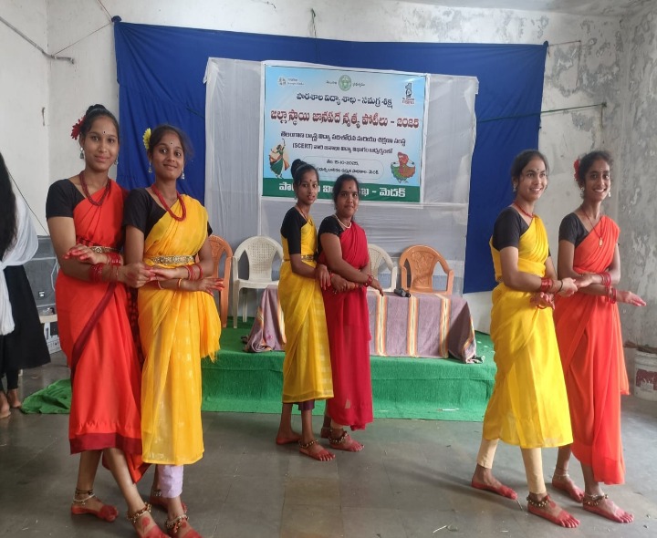 విద్యార్థులకు జానపద నృత్య పోటీలు