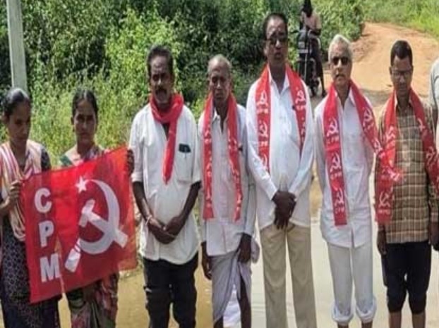 బీటీ రోడ్డుగా మార్చాలని నిరసన