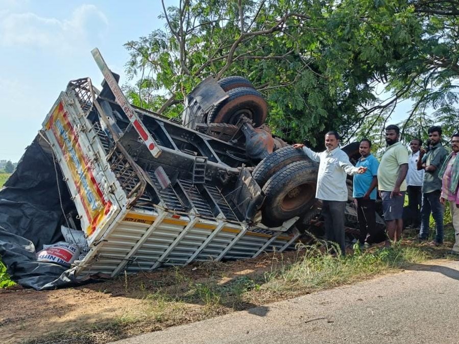 రోడ్డు ప్రమాదం.. బోల్తా పడిన డీసీఎం