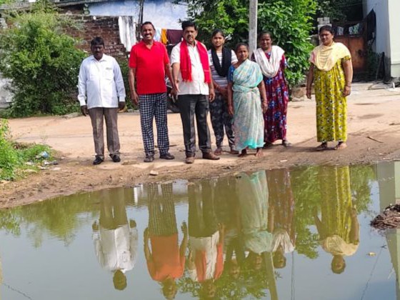 డ్రైనేజీ, రోడ్లు లేక కాలనీ ప్రజలు ఇబ్బందులు