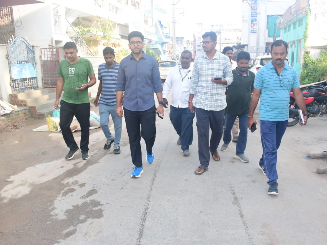 పలు ప్రాంతాల్లో పర్యటించిన కేఎంసీ కమిషనర్