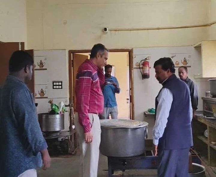 హాస్టల్‌ను ఆకస్మికంగా తనిఖీ చేసిన VC