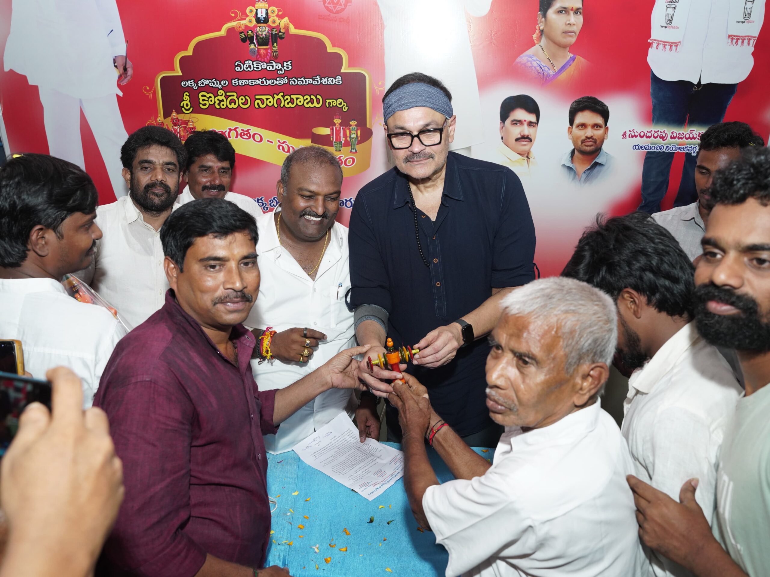 ఏటికొప్పాక గ్రామంలో పర్యటించిన నాగబాబు