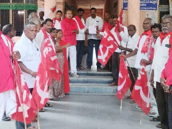 ‘బీసీ రిజ‌ర్వేష‌న్ల‌పై కేంద్ర‌, రాష్ట్ర ప్ర‌భుత్వాల కుట్ర‌’