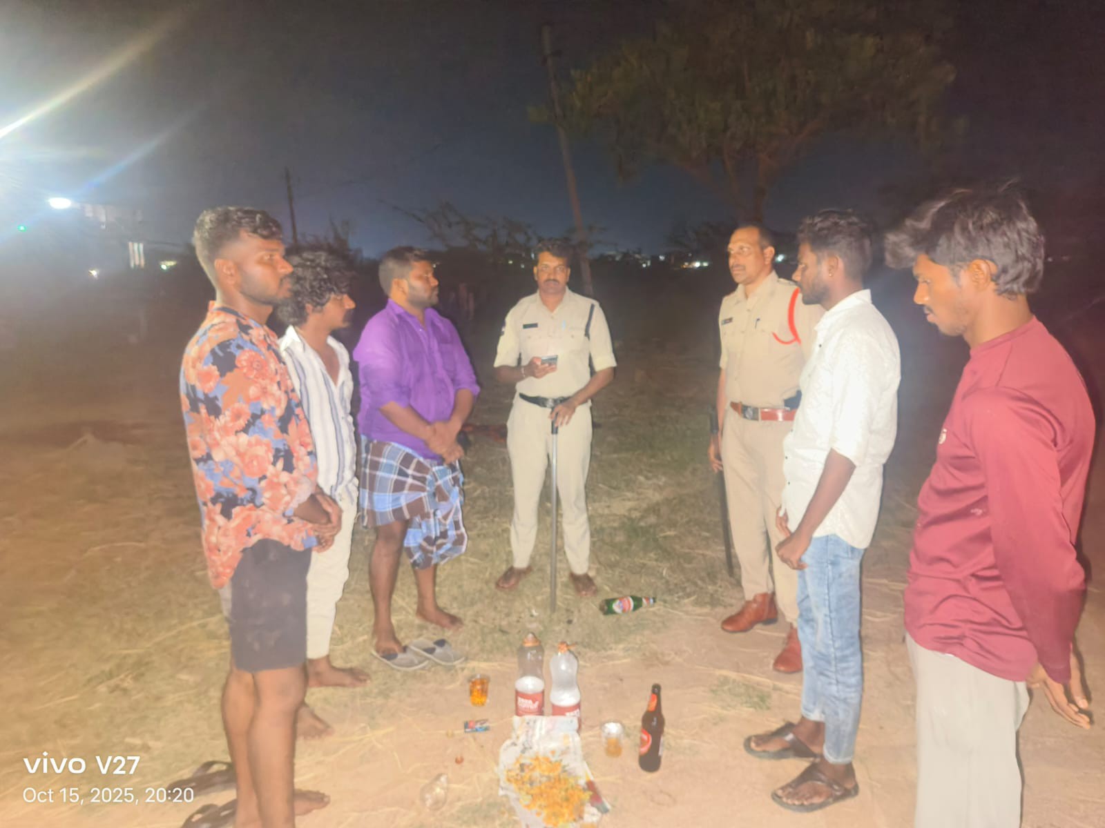 ఆరు బయట మద్యం సేవిస్తున్న వారిపై కేసు నమోదు
