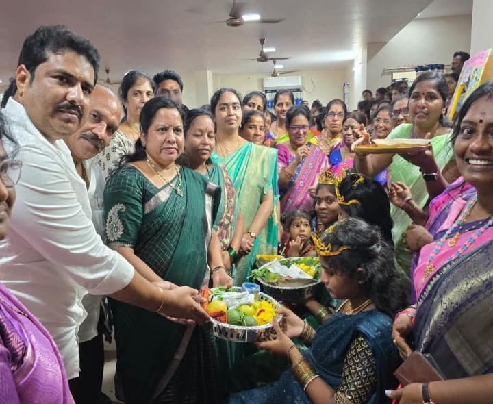 గర్భిణీ స్త్రీలకు సీమంతాలు నిర్వహించిన ఎమ్మెల్యే