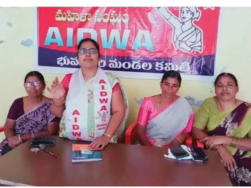 ‘ప్రభుత్వం మహిళలకు ఇచ్చిన హామీలు నెరవేర్చాలి’