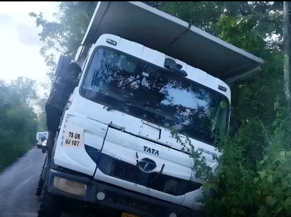 అదుపుతప్పి గుంతలో పడ్డ లారీ.. డ్రైవర్ కు స్వల్ప గాయాలు