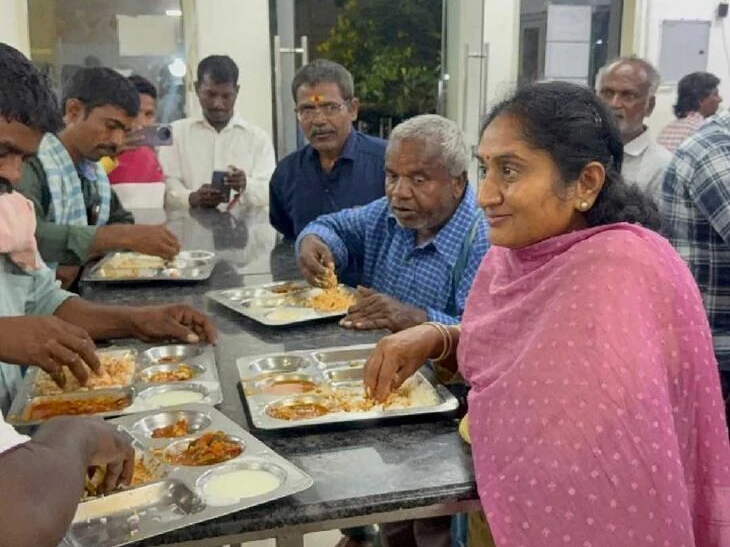 అన్న క్యాంటీన్లో భోజనం చేసిన మంత్రి