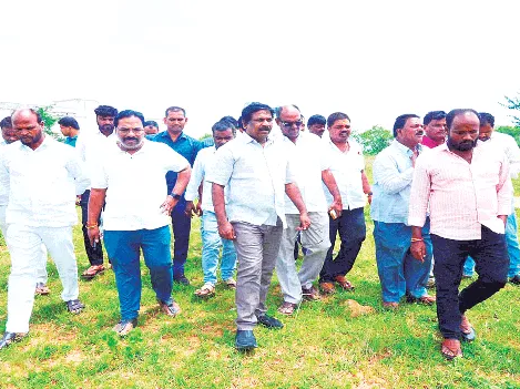 సబ్ స్టేషన్ ఏర్పాటుకు స్థలాన్ని పరిశీలించిన ఎమ్మెల్యే
