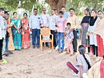 ప‌దో త‌ర‌గ‌తి విద్యార్థుల‌కు ఉపాధ్యాయులు స్నాక్స్ విత‌ర‌ణ‌