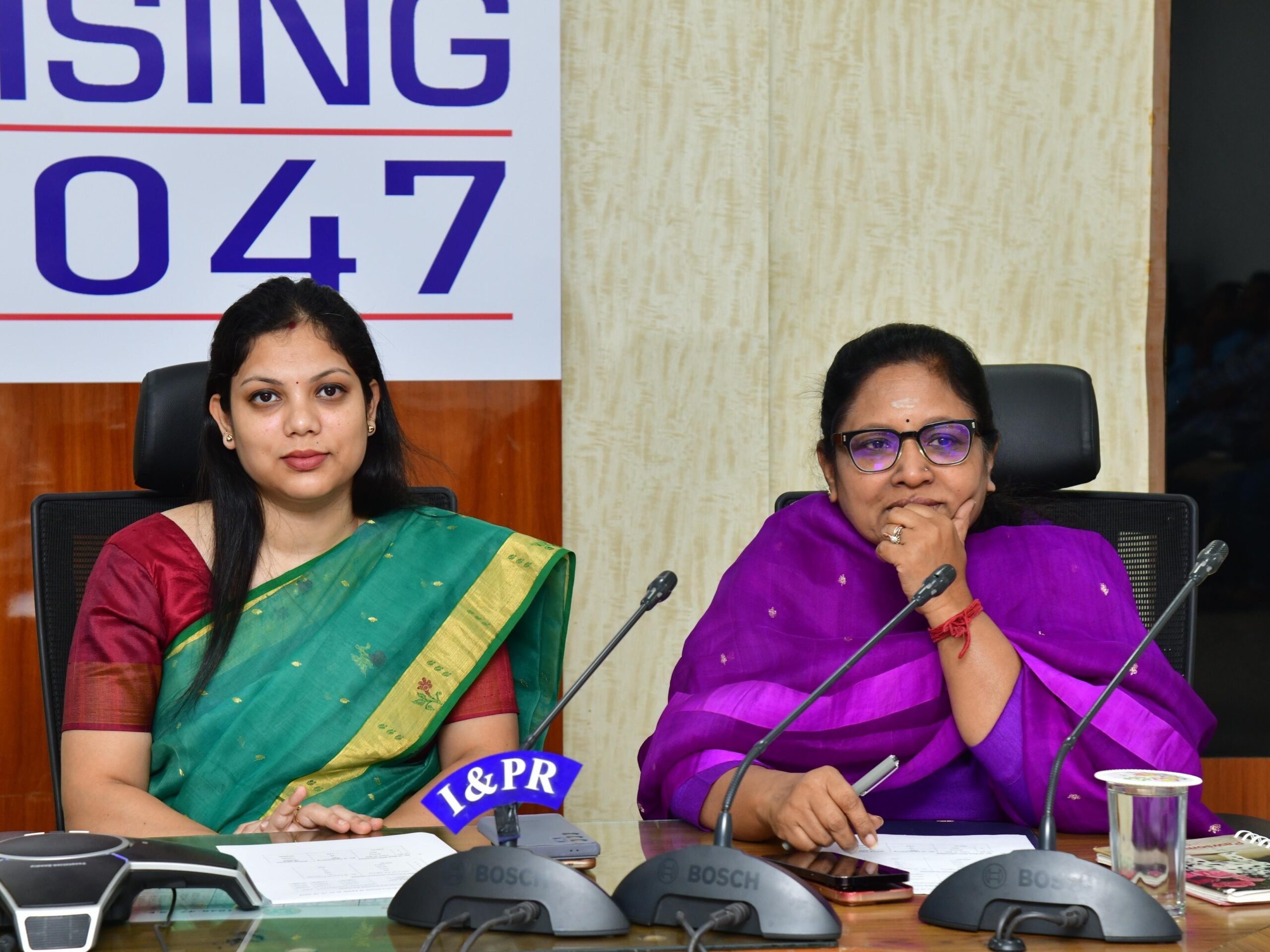 జిల్లా కలెక్టర్‌తో మంత్రుల వీడియో కాన్ఫరెన్స్