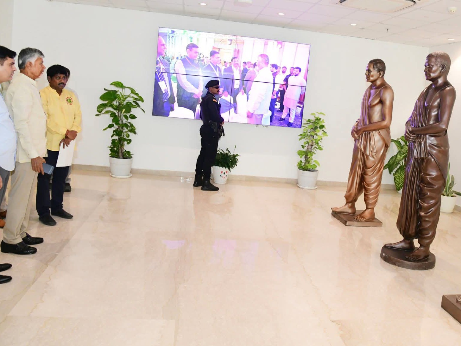 పొట్టి శ్రీరాములు విగ్రహ నమూనాలను పరిశీలించిన సీఎం