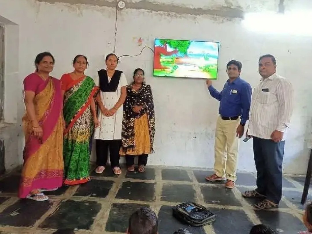 బడికి హెచ్ఎమ్ టీవీ బహుకరణ