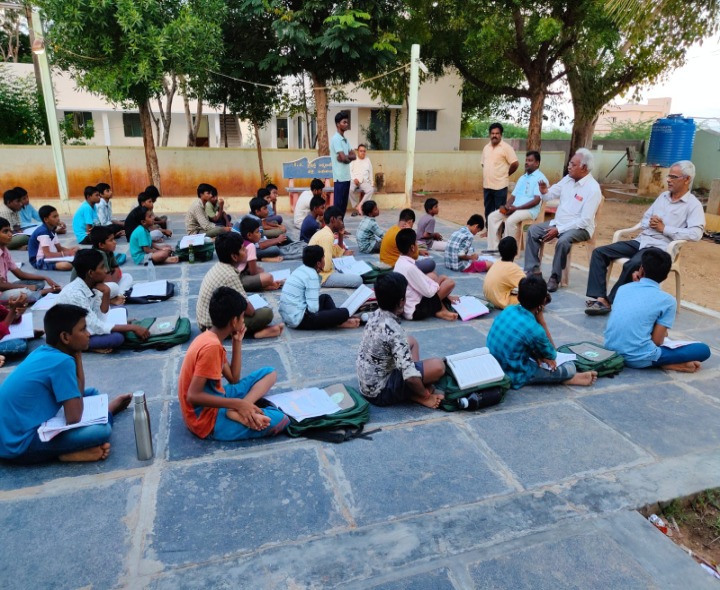బీసీ హాస్టళ్ల‌ను పరిశీలించిన సీపీఎం నాయకులు