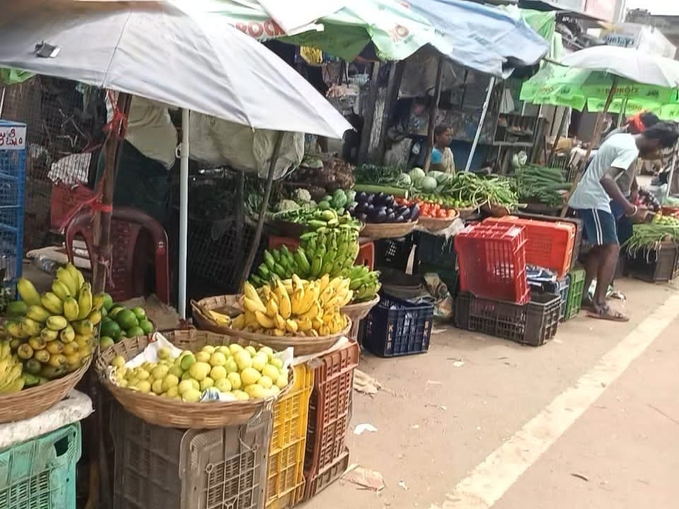 పాతపట్నం ప్రధాన రహదారే  ప్రధాన బజార్
