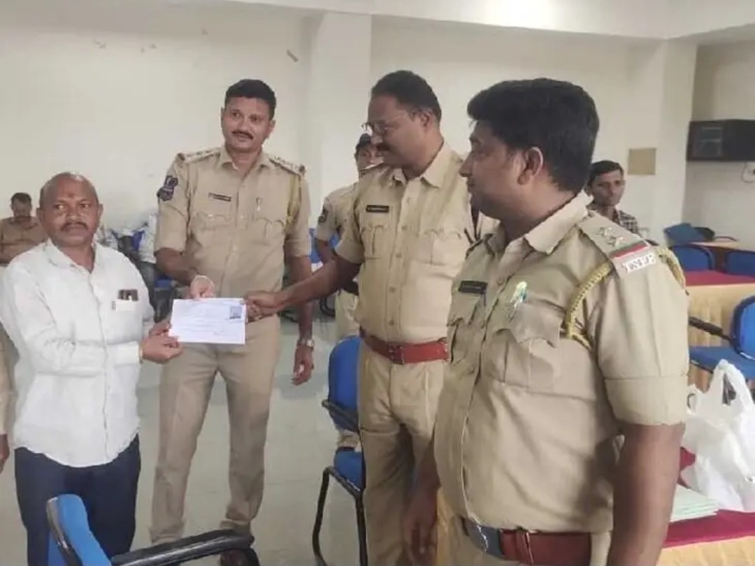 వైన్ షాప్‌కి పోటాపోటీ దరఖాస్తులు
