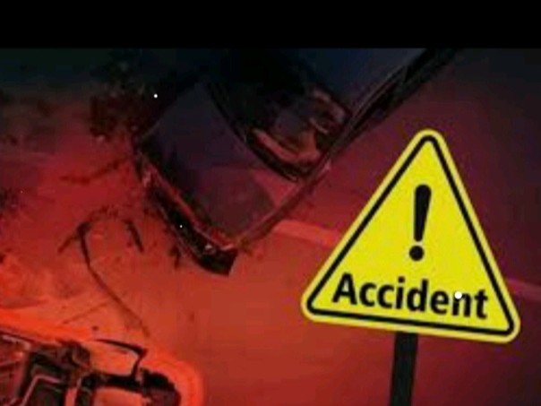 బైక్‌ను ఢీకొన్న బస్సు.. ఇద్దరికి గాయాలు
