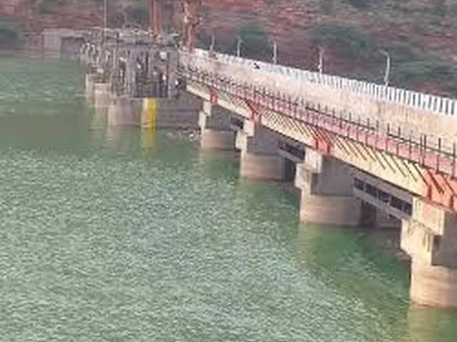 ముగ్గురు పిల్లలతో తల్లి ఆత్మహత్యాయత్నం