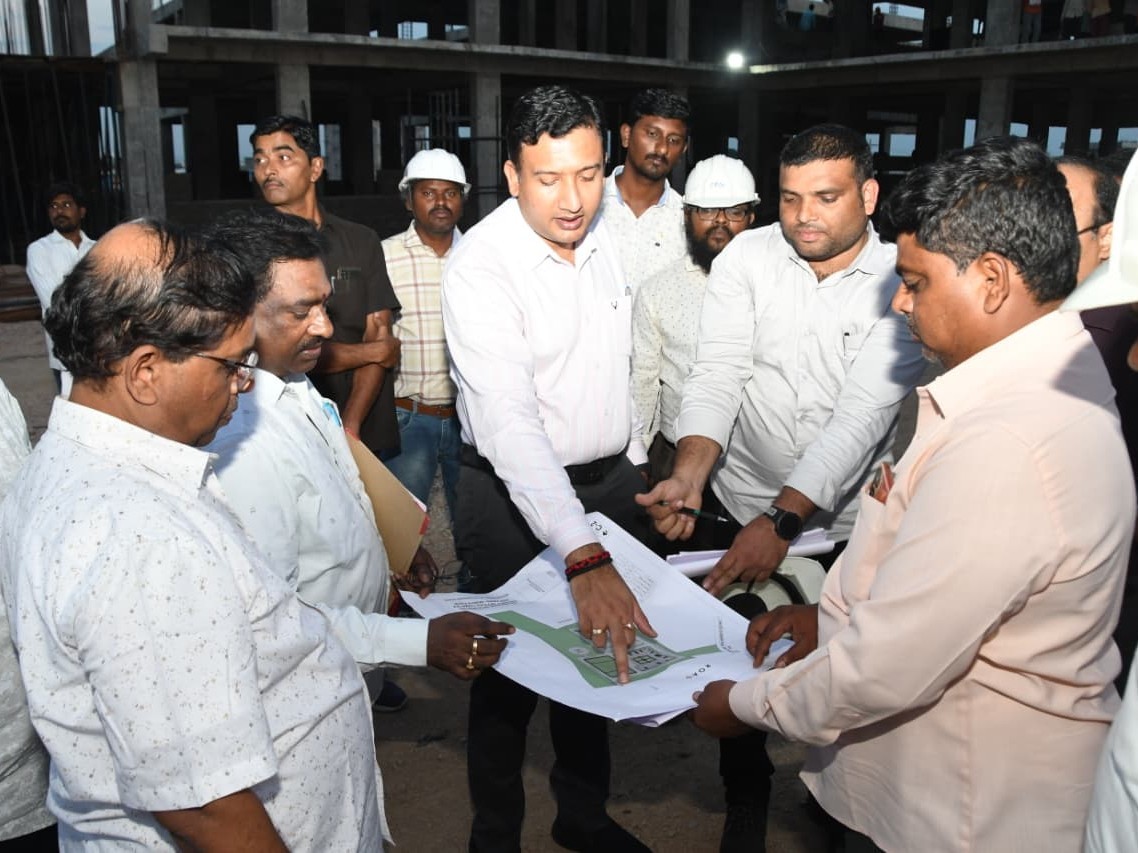 ‘నూతన కలెక్టరేట్ పనులను పరిశీలించిన కలెక్టర్ రాజర్షి షా’