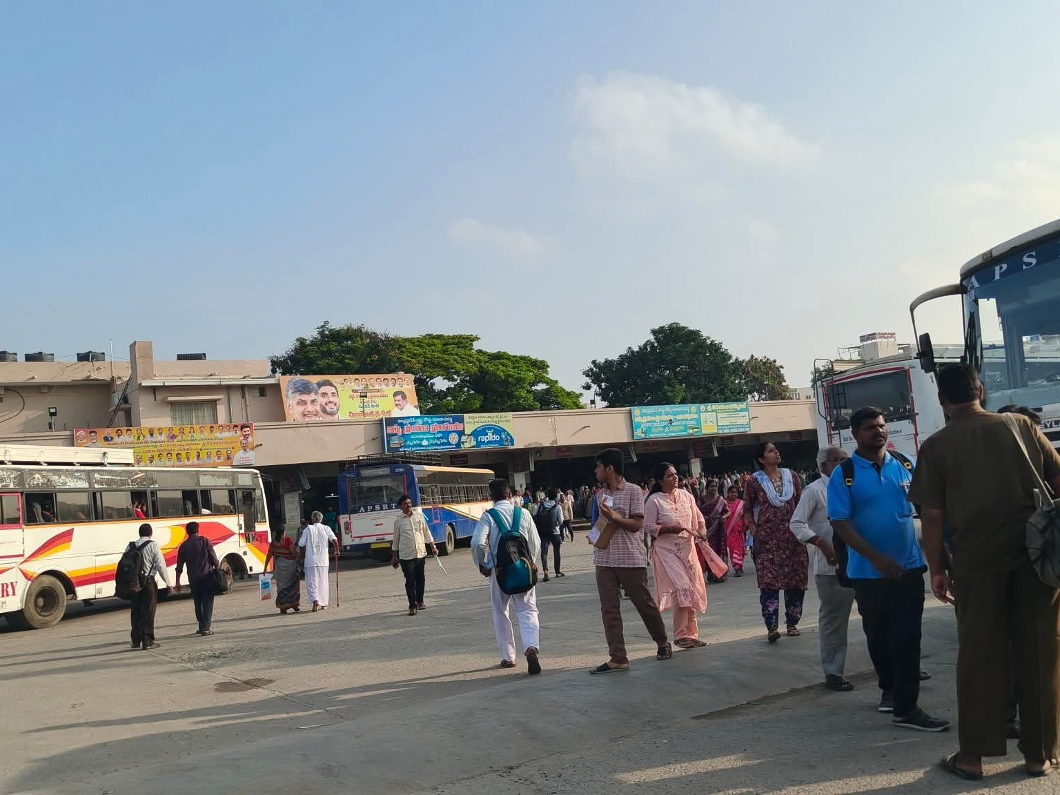 ఆర్టీసీ బస్సులు లేక ఇబ్బందులు