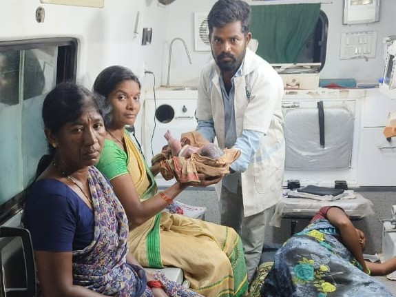 అంబులెన్స్‌లోనే ప్రసవం తల్లి.. బిడ్డ క్షేమం