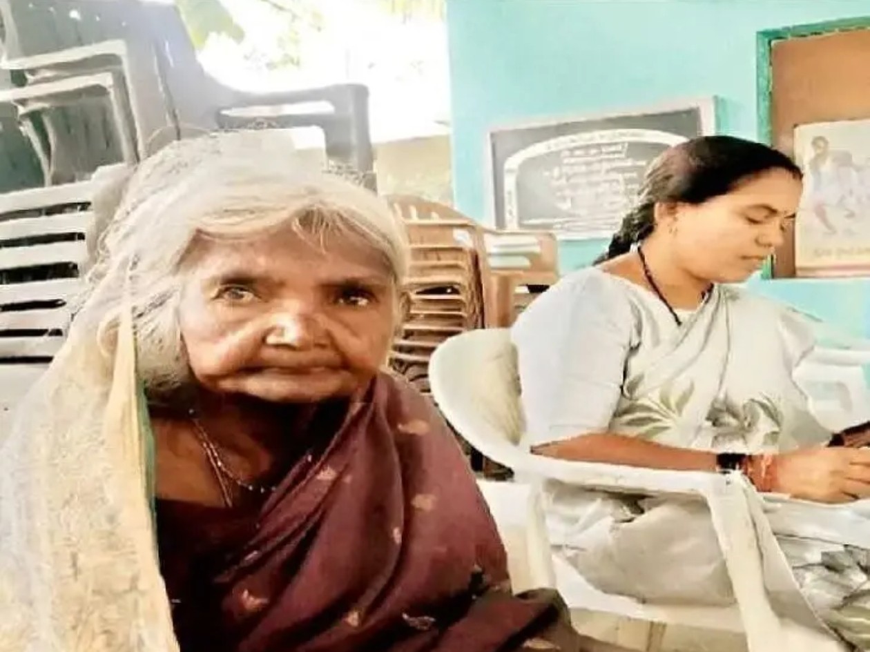 కన్నతల్లిని రోడ్డుపై వదిలేసిన కొడుకు