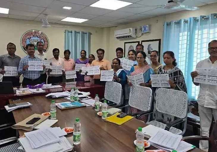పుణ్యక్షేత్రాలకు బస్ సర్వీస్.. పోస్టర్ ఆవిష్కరణ