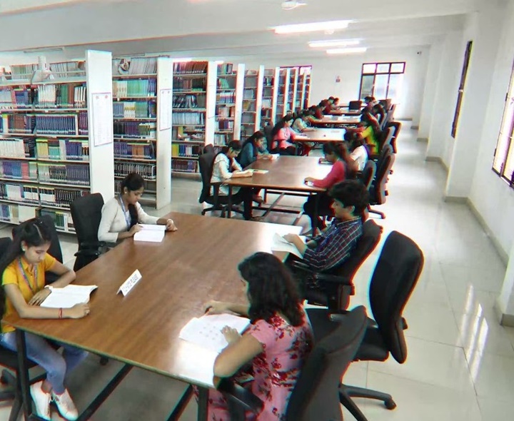 నగరంలో అద్భుతమైన లైబ్రరీ.. ఓ సారి వెళ్లండి..!