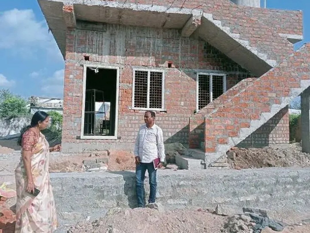 ఇందిరమ్మ ఇళ్లు పరిశీలించిన ఎంపీడీవో