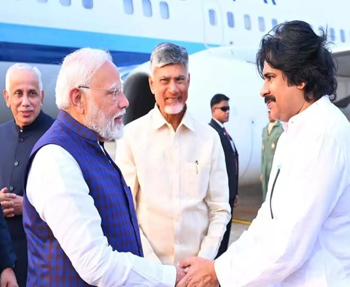 కర్నూలు ఎయిర్‌పోర్టుకు చేరుకున్న మోదీ