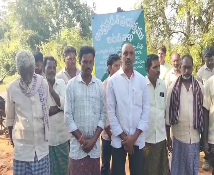 నిధులు మళ్లించారంటూ ఆందోళన