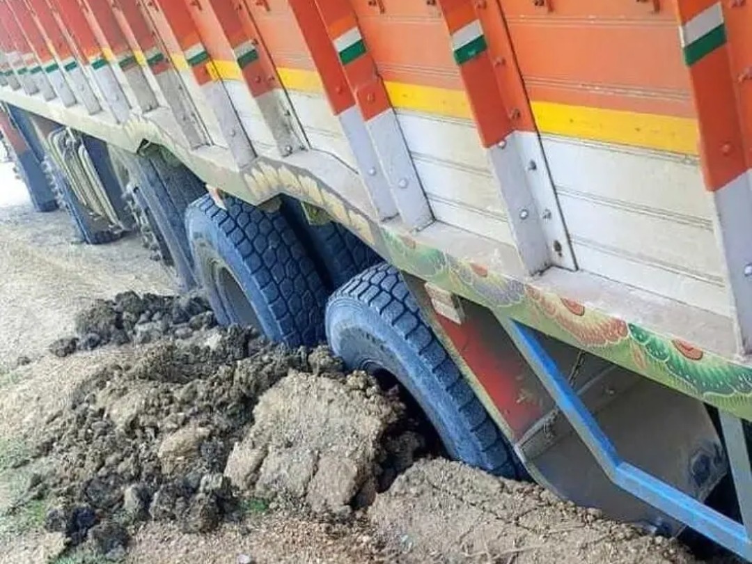 వేమవరం రోడ్డుపై దిగబడిన లారీ