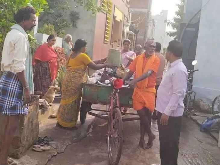 తడి, పొడి చెత్తపై స్థానికులకు డిప్యూటీ MPDO అవగాహన