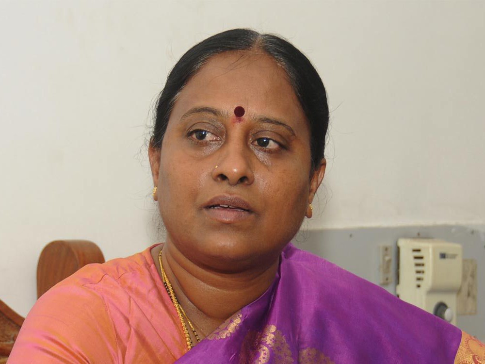 మంత్రి కొండ సురేఖకు బిగ్ షాక్