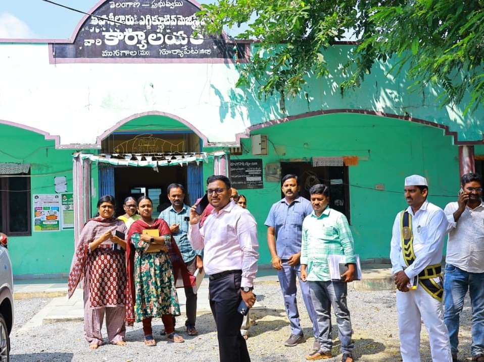 తహసిల్దార్ కార్యాలయంలో ఆకస్మిక తనిఖీ చేసిన: కలెక్టర్