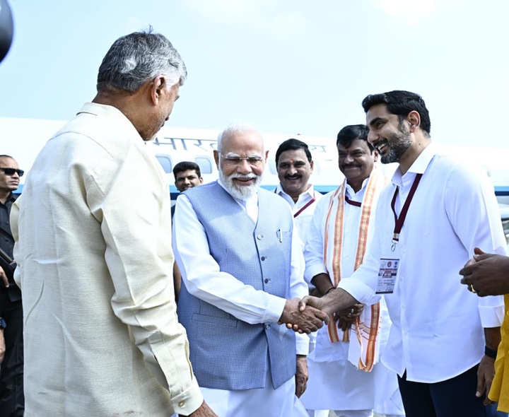 మంత్రి లోకేష్‌తో ప్రధాని మోదీ సరదా వ్యాఖ్యలు