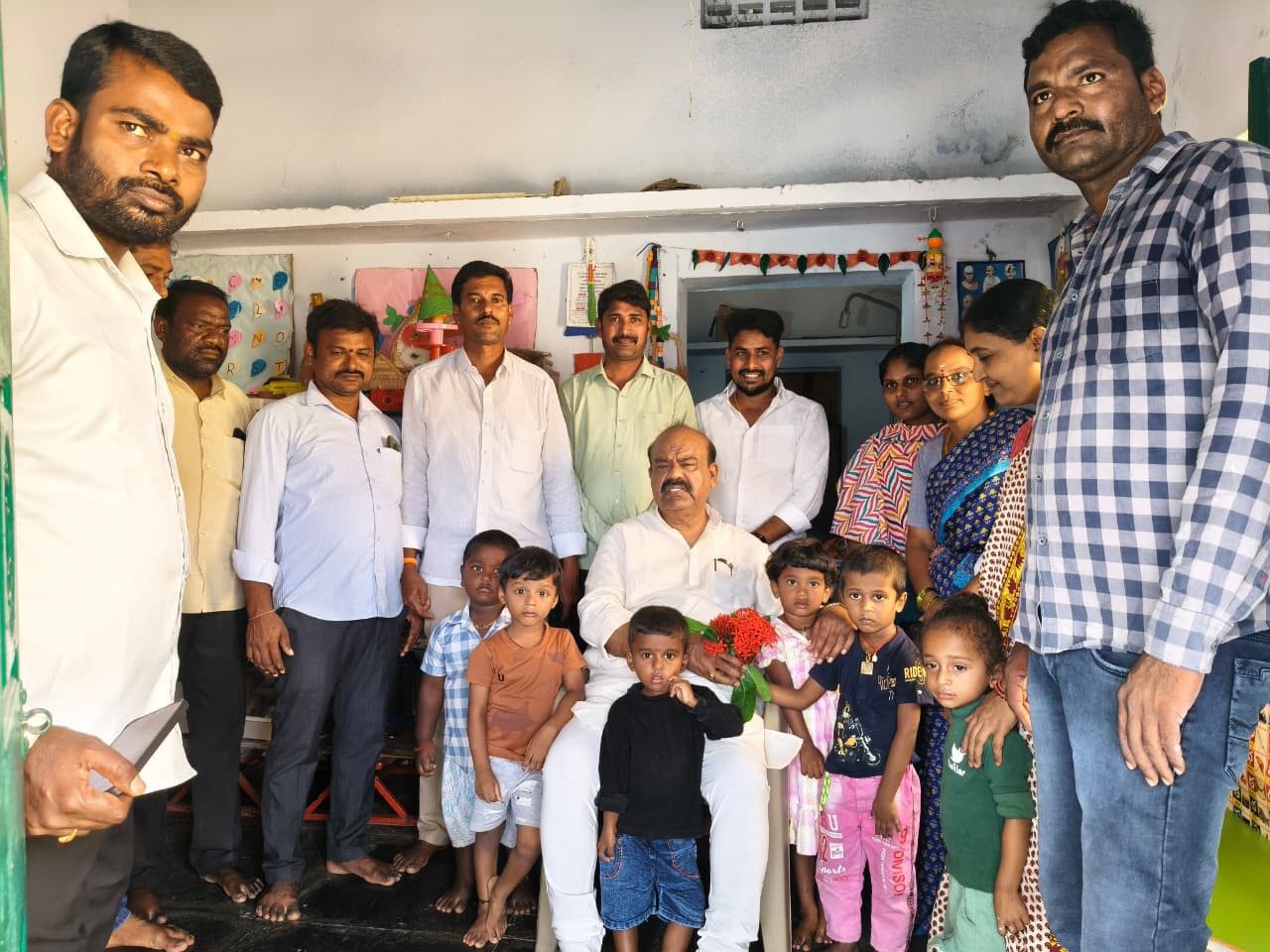 అంగన్వాడి కేంద్రాన్ని సందర్శించిన.. ప్రతిపక్ష నేత