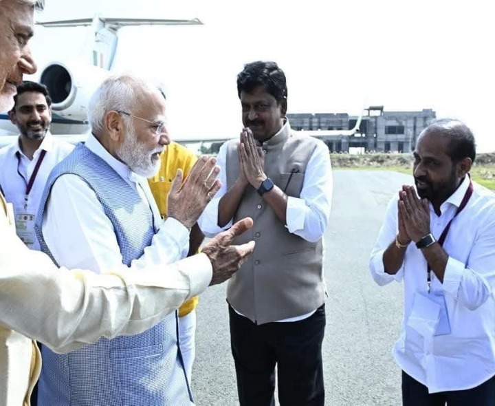 ప్రధానికి స్వాగతం పలికిన జిల్లా మంత్రులు