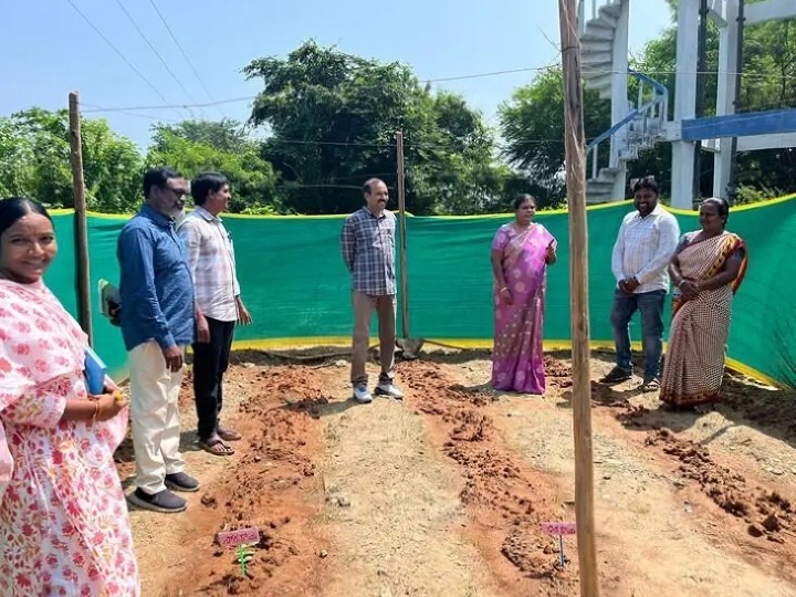 పంచాయతీ సిబ్బందిని అభినందించిన అదనపు కలెక్టర్