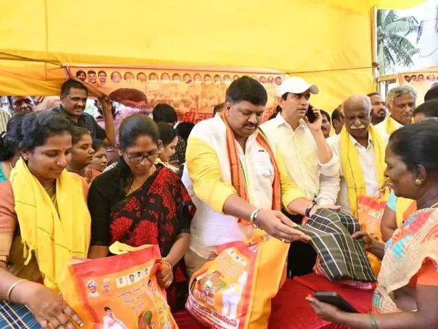 500 కుటుంబాలకు నిత్యావసర సరుకుల పంపిణీ