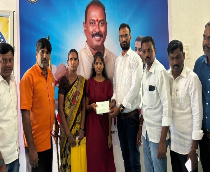 పేద విద్యార్థినికి ఆర్థిక సహాయం చేసిన యువత