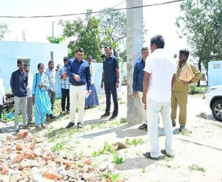 ఇందిరమ్మ ఇండ్ల నిర్మాణాలను వేగవంతం చేయాలి: కలెక్టర్